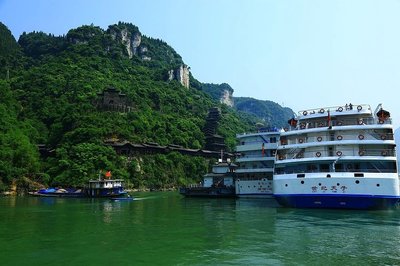 大概3个小时游完西陵峡精华段,然后上岸吃午餐,吃完午餐去三峡大坝游览。闸室内水位的升降靠输水系统完成