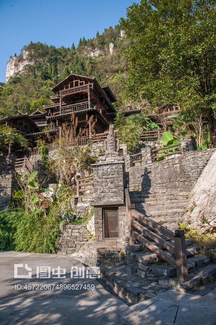 湖北夷陵长江三峡夏登英在&lsquo;三峡人&rsquo;巴望草堂Hubei Yiling Yangtze River Three Gorges Dengying Xia in the `Three Gorges people` Ba Wang cottage
