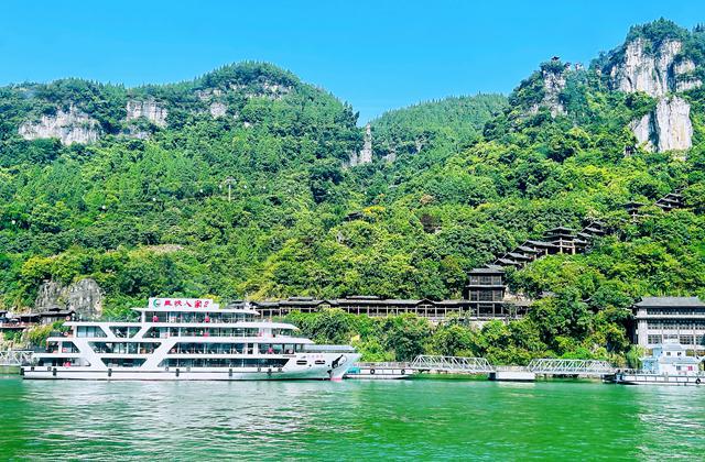 48艘游轮驻扎200公里三峡,&ldquo;黄金水道&rdquo;如何炼成24K金产业