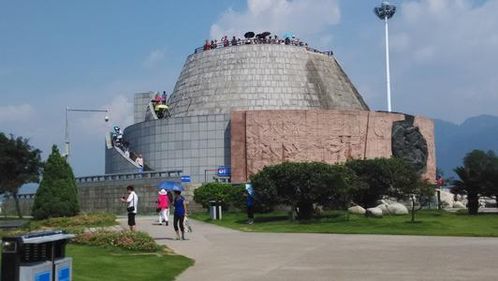 中国 最牛 景区,需要武警24小时镇守,中国人免费,收老外105元