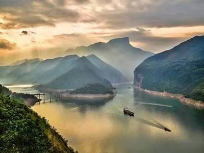 留下一个宁静给三峡,让你在没有月光的夜晚静静地做一个梦